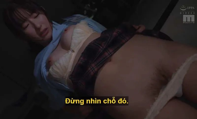 Người sếp trên lập mưu "lên giường" với cô nhân viên dưới quyền kiêu kỳ, lười nhác, suốt ngày chỉ chăm chăm tán gẫu tin nhắn cùng người yêu.